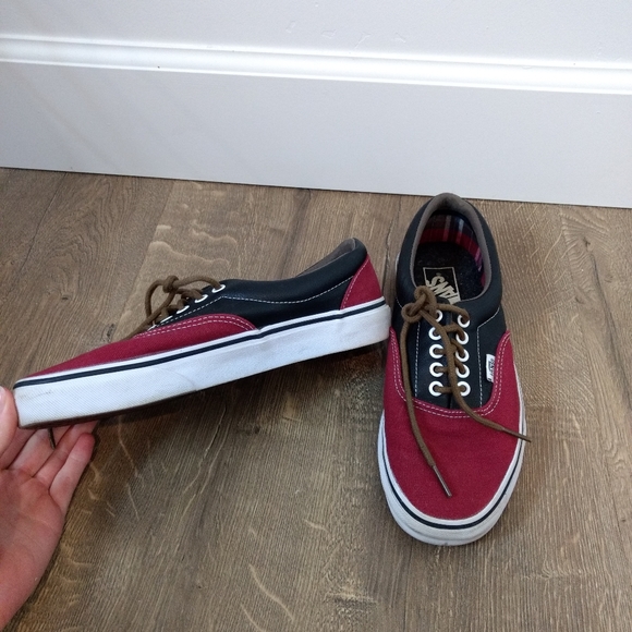 Black and red vans - Picture 2 of 3